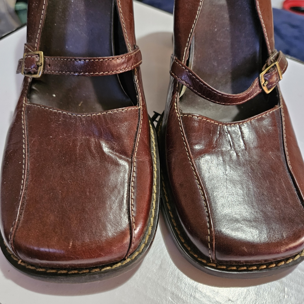Two Lips Brown Leather Heels